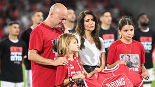 עמוס הורן, אחיהם של אוהדי הפועל באר-שבע יאיר ואיתן הורן החטופים בעזה, לצד ילדיו