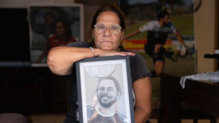 מימי אסולין, אמו של ליאור אסולין ז"ל, עם דיוקנו של בנה