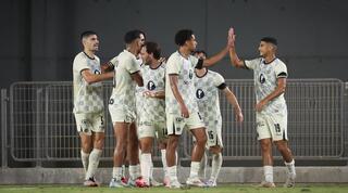 שחקני מכבי ת"א חוגגים עם אלעד מדמון