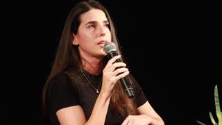 סלון עוטף  בכיכר החטופים - שיח אינטימי עם בני משפחות חטופים ושורדי השבי לציון שנה לשבעה באוקטובר