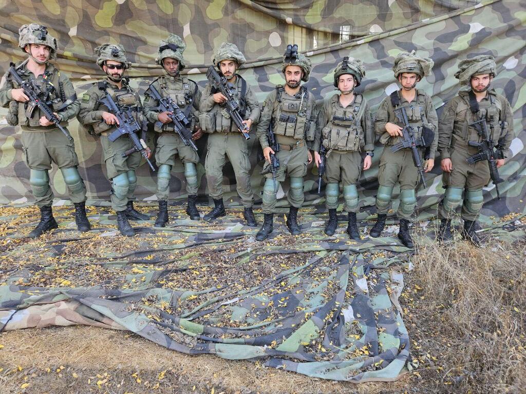 הכתב יואב זיתון עם חיילי גדוד 13 בגבול לבנון