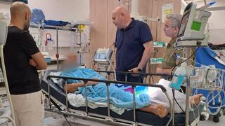 יוסי נבעה ליד מיטתו של מעוז אמירי