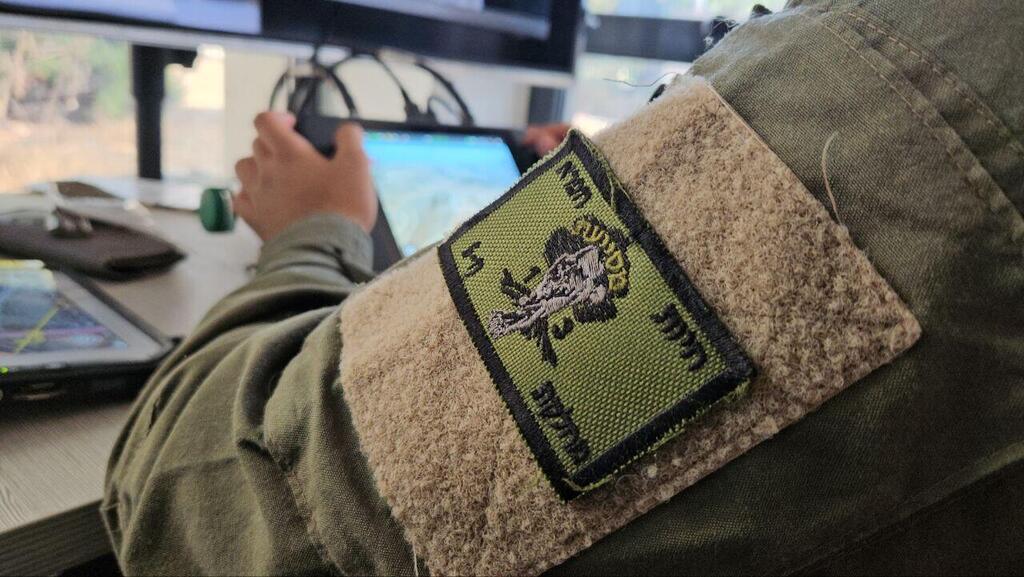 הכתב יואב זיתון עם חיילי גדוד 13 בגבול לבנון
