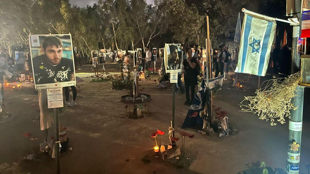 טקס זיכרון בשטח המסיבה ברעים שיזמו משפחות הנרצחים