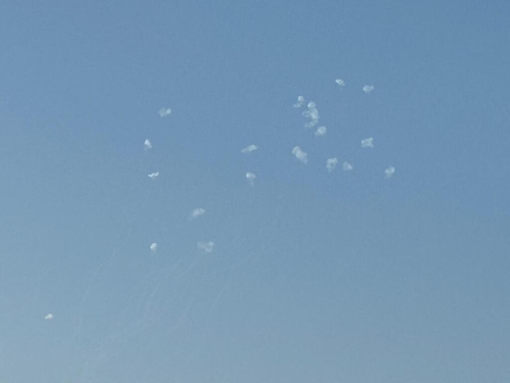Multiple rocket interceptions documented over the Haifa Bay skies (Photo: Ofi Spiegel) יירוטים מעל הקריות