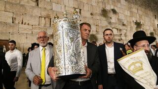 רב הכותל (מימין) וחיים טייב (משמאל) בטקס בכותל