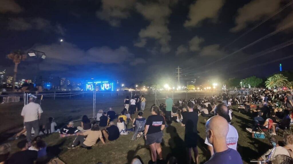 צופים מבחוץ בטקס הזיכרון הלאומי בהשתתפות משפחות החטופים לזכר ה-7.10