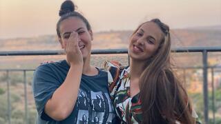 רותם (מימין) עם נויה ז"ל. "היא חסרה לי בכל רגע ביום"