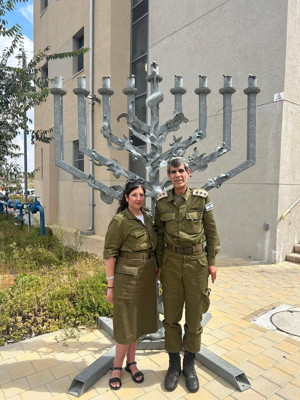 גבי ושירה אמונה אמסלם במדים