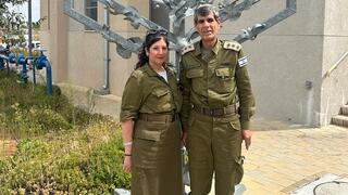 גבי ושירה אמונה אמסלם במדים