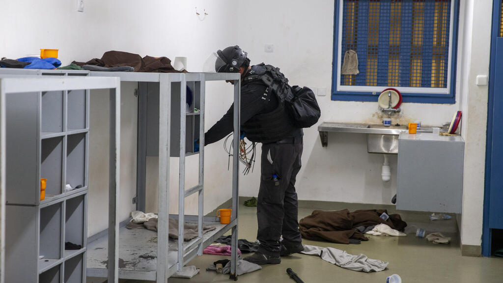 פעילות היחידות המיוחדות של שב"ס בכלא עופר