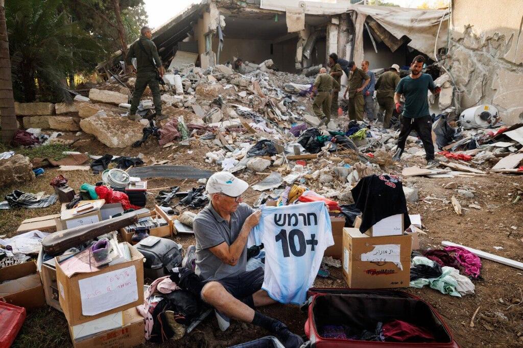 13.11.23 כפר עזה שי חרמש חוזר לביתו עם קרובי משפחה חברים ומתנדבים כדי לחפש חפצים שנותרו בין ההריסות 
