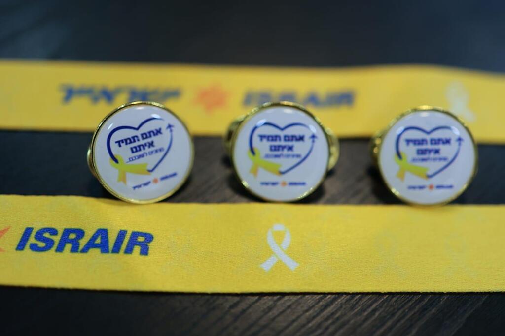 Israir hostage pins and ribbons handed to passengers by Israir (Photo: Ben-Ami Keren) סיכות וסרטים למען החטופים
