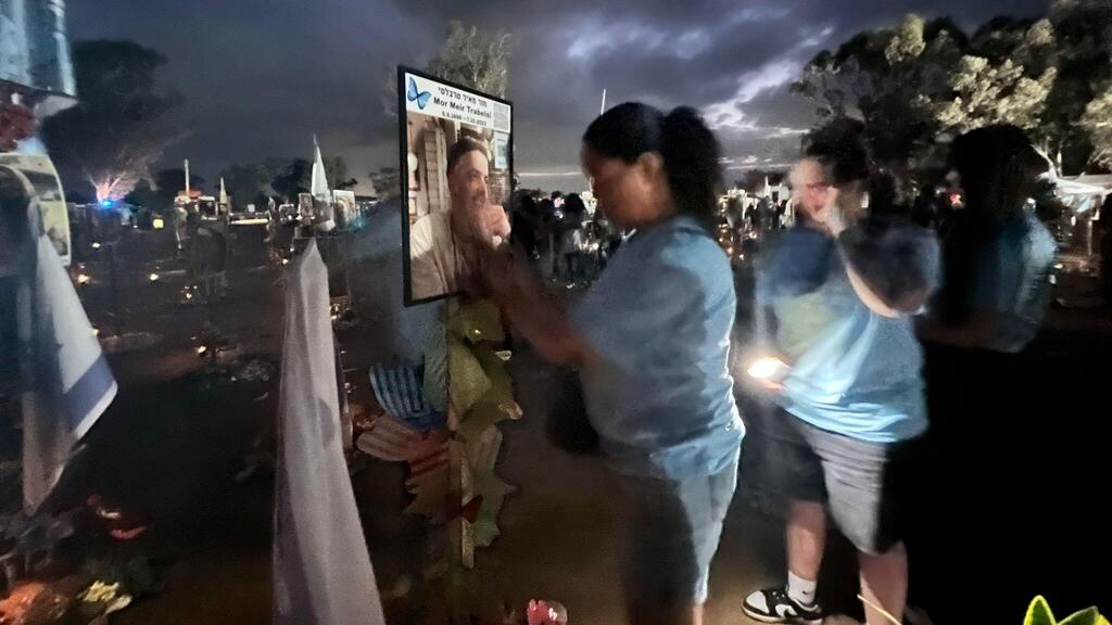 טקס זיכרון בשטח המסיבה ברעים שיזמו משפחות הנרצחים
