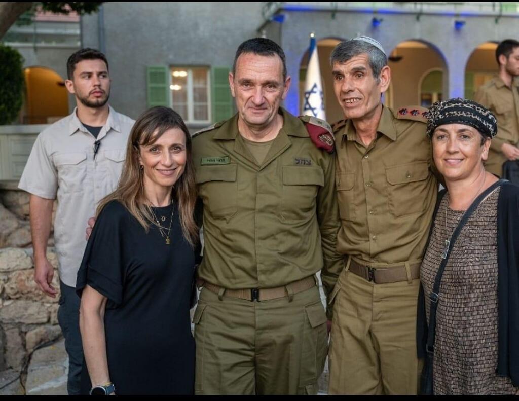 גבי אמסלם לצד הרמטכ"ל הרצי הלוי. הועלה לדרגת אלוף-משנה