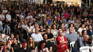 "שרים יחד לשובם" בכיכר החטופים בהשתתפות משפחות חטופים