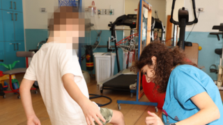 הפיזיותרפיסטית נרימאן גטאס ואחד הילדים המטופלים בשיקום ברמב"ם