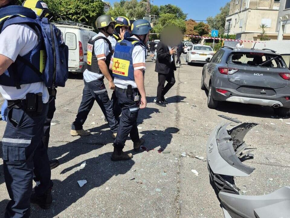 כוחות מד"א הגיעו לזירת הנפילה בקריית ים