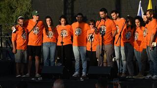 ציון יום הולדתו של החטוף ירדן ביבס בכיכר החטופים