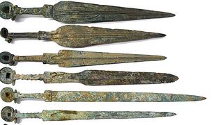 אוסף החרבות האיראניות שנסרקו והתגלו כמטופלות למטרת העלאת ערכן בשוק סחר העתיקות הבלתי חוקי