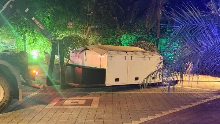 פירוק ראש הנפץ הקרבי ליד בניין מגורים בקריית מוצקין