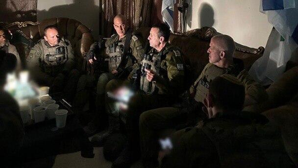 הרמטכ״ל, רב-אלוף הרצי הלוי וראש שירות הביטחון הכללי, רונן בר בהערכת מצב משותפת עם הכוחות הלוחמים בדרום לבנון