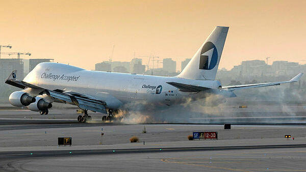 מטוס של צ'אלנג' איירליינס