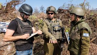 יואב זיתון עם לוחמי צה"ל בדרום לבנון
