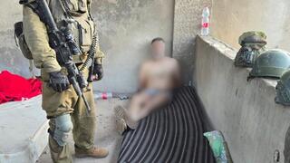 תיעוד נדיר מלבנון: צה"ל לכד מחבל שעלה ממנהרה