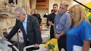 ביקור ראש הממשלה בנימין נתניהו אצל פצועי הכטב"ם. לראש הממשלה נלוו סגן מנהל בית החולים ד"ר בנימין עבו ושרה בדש, מפקחת בהנהלת סיעוד