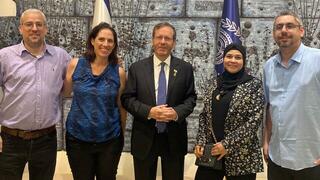 משתתפי הפרויקט אימאן אטרש ואסף גולדשטיין בבית הנשיא
