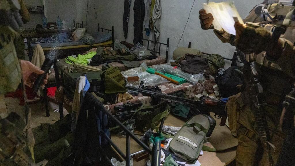 Sleeping quarters for long-term stays inside a Hezbollah tunnel (Photo: IDF Spokesperson's Unit) פעילות כוחות צה"ל בדרום לבנון - מנהרה תת קרקעית שמצאו הכוחות