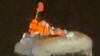 רוסיה חילוץ גבר שרד חודשיים ב סירה בלב ים