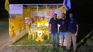 מימין לשמאל: אופיר עוקב, יוזם "סוכת החטופים"; עידו פלוס, מנהל פרויקט "הניצנים של אופיר"; וציון רגב, מנהל הקהילה של כפר עזה