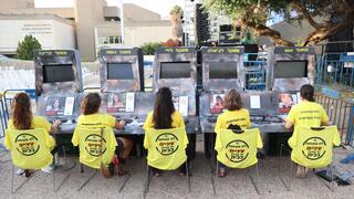 אירוע בכיכר החטופים של שחזור החמ״ל של התצפיתניות מנחל עוז