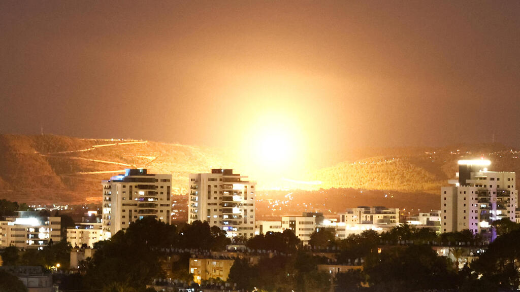 Удар по Ливану (Фото: REUTERS/Gonzalo Fuentes) תקיפה בדרום לבנון