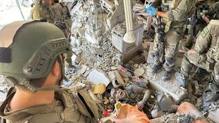 לוחמי ביסל"ח עם גופת יחיא סינוואר ברצועת עזה