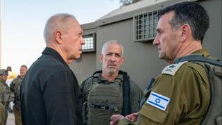 שר הביטחון יואב גלנט מקיים התייעצות ביטחונית בגבול רצועת עזה עם הרמטכ"ל הרצי הלוי וראש השב"כ רונן בר
