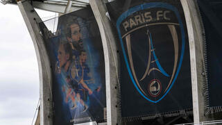 הלוגו של פריז FC על אצטדיון שארלטי