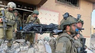 לוחמי ביסל"ח עם גופת יחיא סינוואר ברצועת עזה