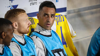 שחקן מכבי ת"א ערן זהבי על הספסל