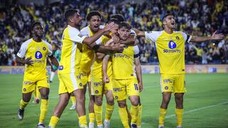 שחקני מכבי ת"א חוגגים עם גבי קניקובסקי