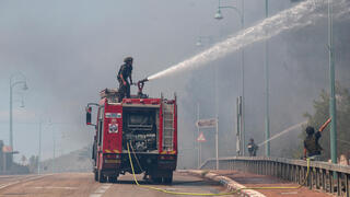 תיעוד מהשריפות בשלומי לאחר מטח השיגורים לעבר הצפון
