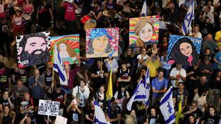 עצרת למערן שחרורם של 101 חטופים וחטופות משבי חמאס ביום ה-379 כיכר החטופים בתל אביב