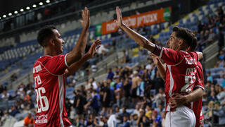 שחקן הפועל באר-שבע דן ביטון עם אליאל פרץ