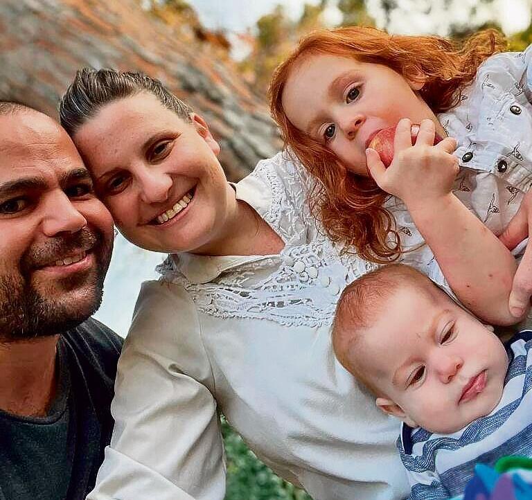 ירדן ושיר ביבס עם ילדיהם אריאל וכפיר