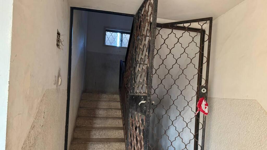 הכניסה לבניין של של אזיז ניסנוב ובנו יגאל ניסן שנעצרו על ידי המשטרה בגין ריגול עבור גורמים איראנייים