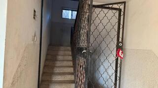 הכניסה לבניין של של אזיז ניסנוב ובנו יגאל ניסן שנעצרו על ידי המשטרה בגין ריגול עבור גורמים איראנייים