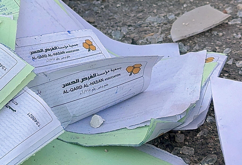 Последствия ударов по объектам Хизбаллы (Фото: REUTERS/Ali Hankir) סניף של אל-קרד אל-חסן בכפר עלי א-נהרי באל-בקאע בלבנון