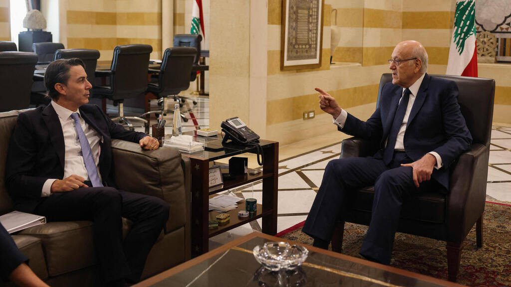 U.S. special envoy Amos Hochstein with acting Lebanon prime minister Najib Mukati (Photo: Anwar Amro / AFP) עמוס הוכשטיין